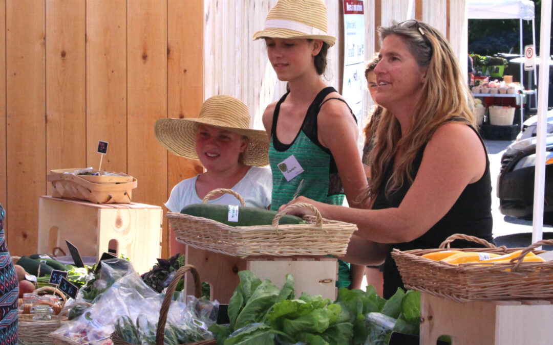 Jeunes jardiniers au Marché de Compton